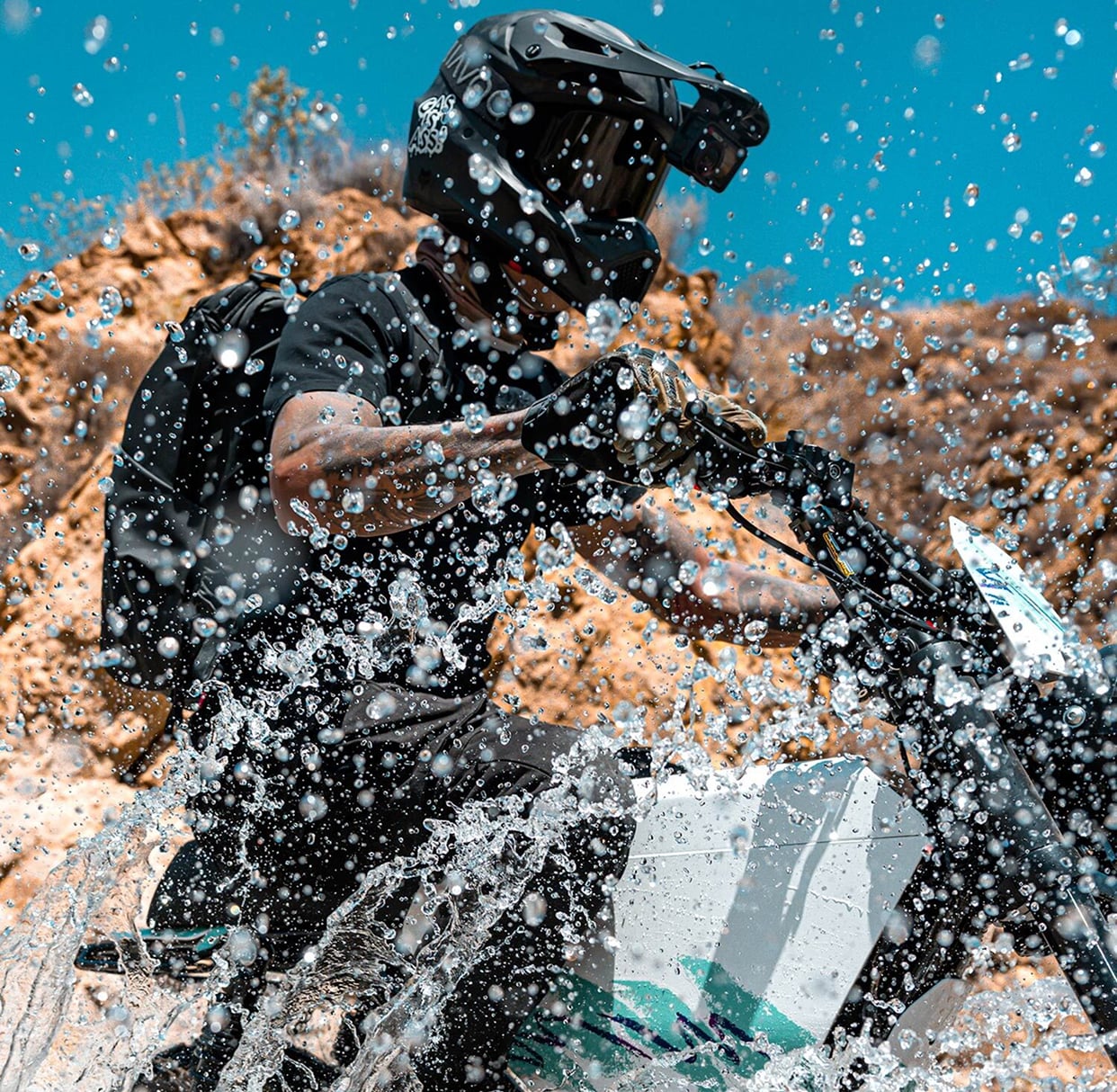 Onyx rider mid-splash